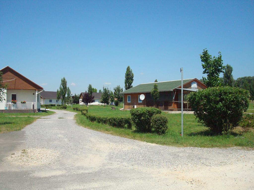 Termal Kemping Apartmanok Tiszaújváros Exteriör bild